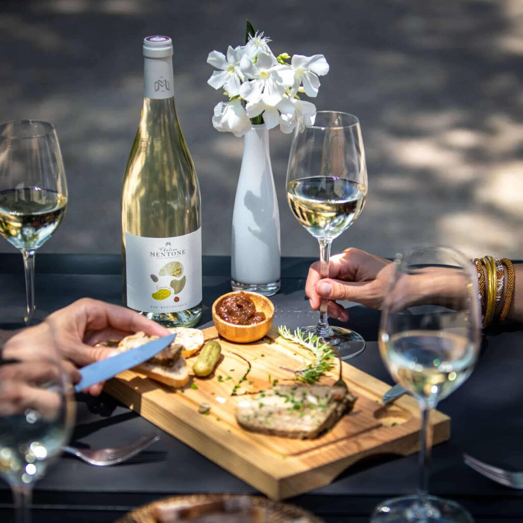 Sélection de produits français 18h15 disposés sur une table pour illustrer l’univers gourmand et convivial de la marque.