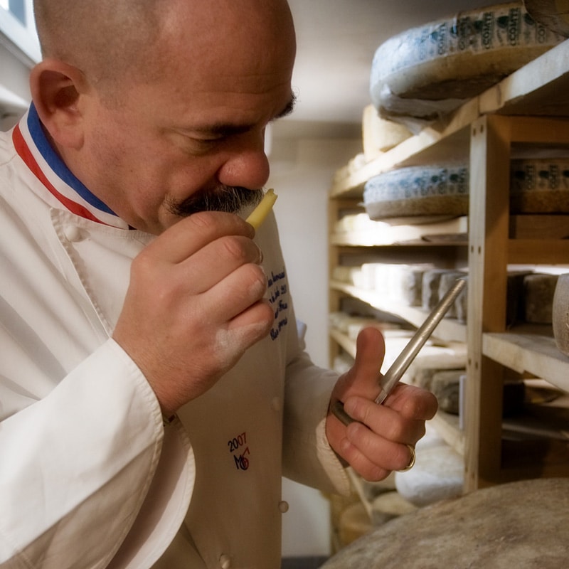 Visuel représentant l’univers de La Box Fromage avec une fromagerie artisanale et une sélection raffinée préparée sous la supervision d’un Meilleur Ouvrier de France.