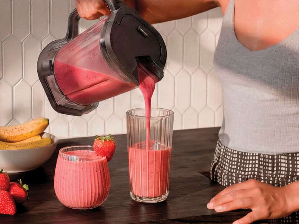 J'ai rempli la gourde la veille au soir pour gagner du temps le lendemain matin, banane, lait d'avoine, une poignée d'épinards surgelés. Au réveil, il a suffi de visser la base, lancer SmoothSense et attraper la gourde en sortant. Le couvercle à paille verrouillé, le smoothie a tenu jusqu'au bureau sans se renverser dans le sac.