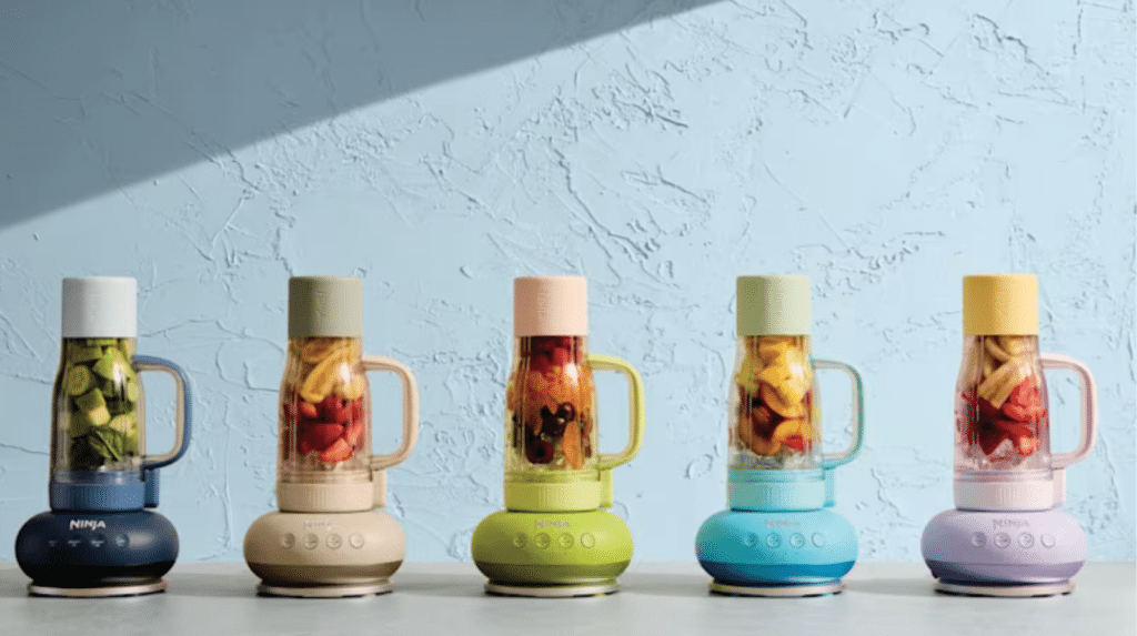 Blender Ninja BlendBoss compact utilisé pour préparer un smoothie aux fruits congelés et glace pilée dans une gourde de voyage