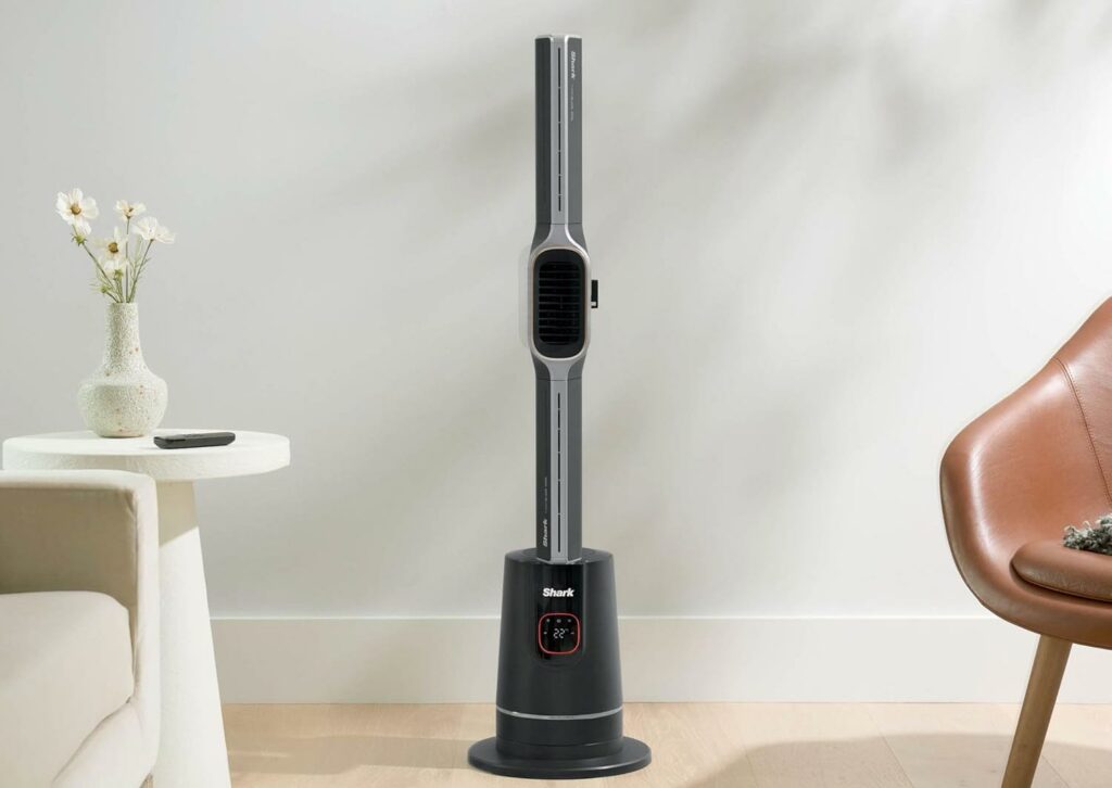 Shark TurboBlade Cool + Heat en mode ventilateur — bras ouverts diffusion air horizontale salon