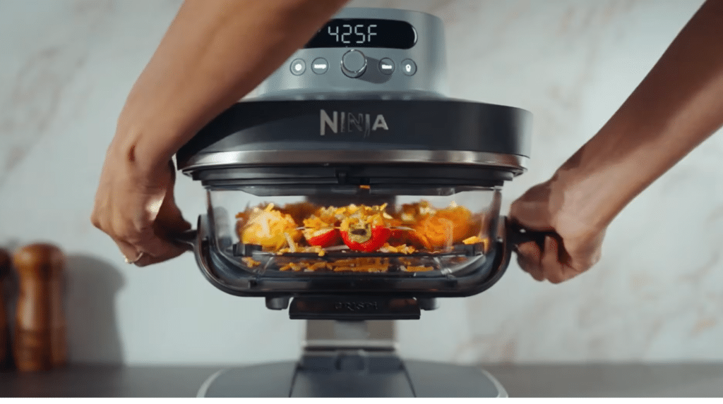 Ninja CRISPi PRO posé sur un plan de travail avec ses bols en verre, montrant le système modulaire et la cuisson visible par le haut