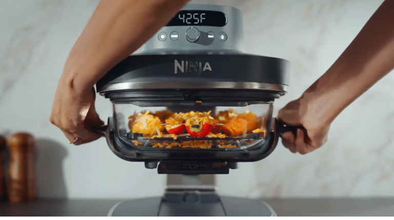 Ninja CRISPi PRO posé sur un plan de travail avec ses bols en verre, montrant le système modulaire et la cuisson visible par le haut