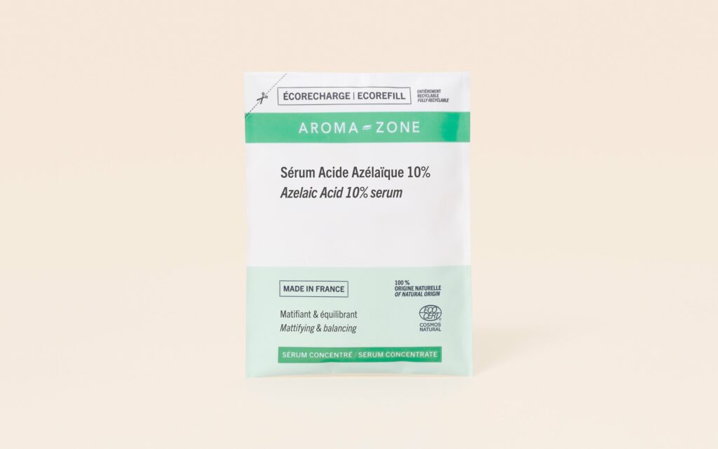 Gros plan sur peau avec pores visibles avant application d’un sérum à l’acide azélaïque pour réduire imperfections et points noirs