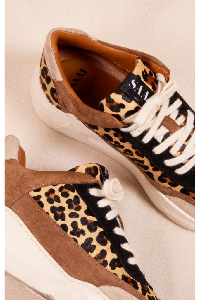 Baskets en cuir Saaj Paris portées avec jean droit illustrant le confort et la finition