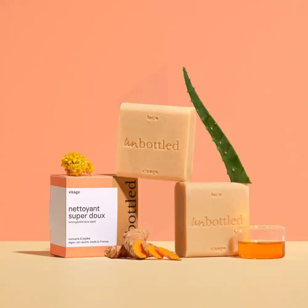 Shampoing solide Unbottled posé sur support, illustration de la composition naturelle et fabrication française