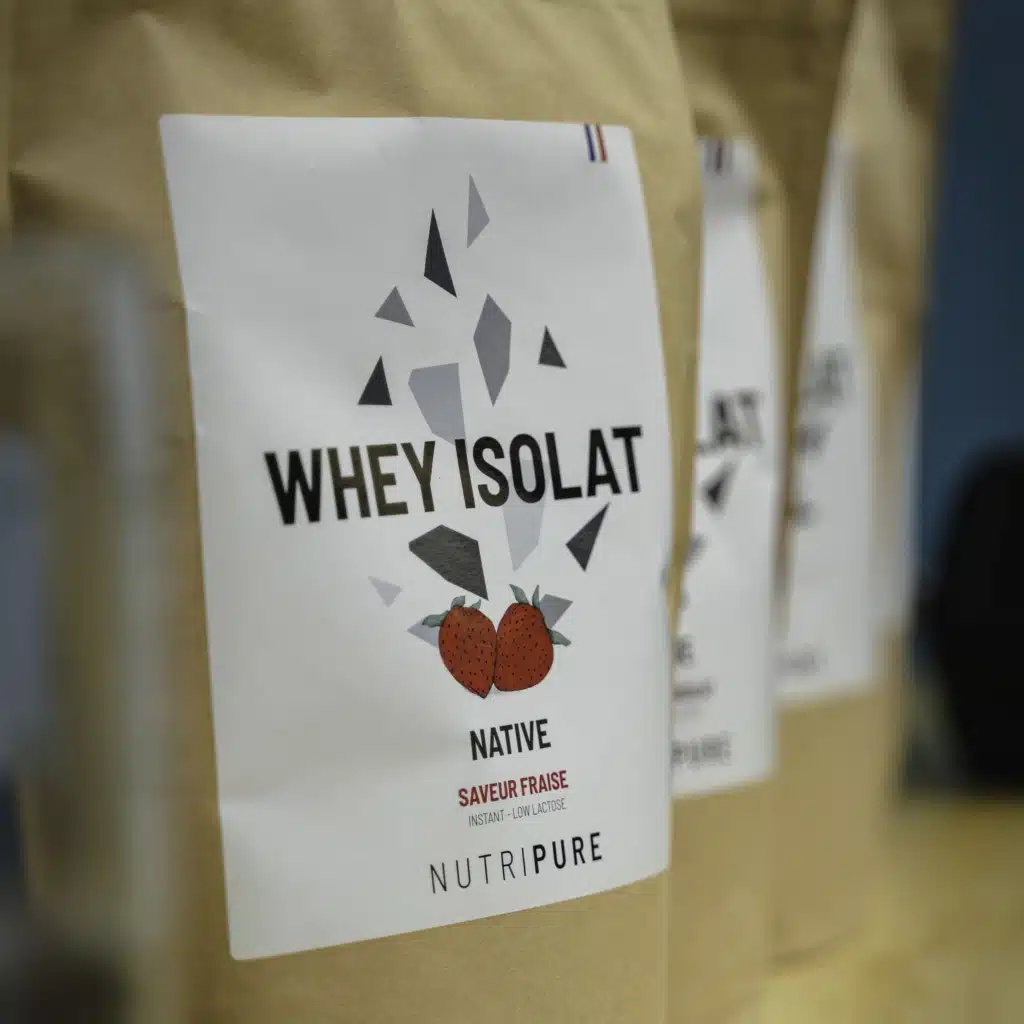 Whey isolate neutre mélangée dans un bol de yaourt nature montrant une intégration simple dans l’alimentation quotidienne