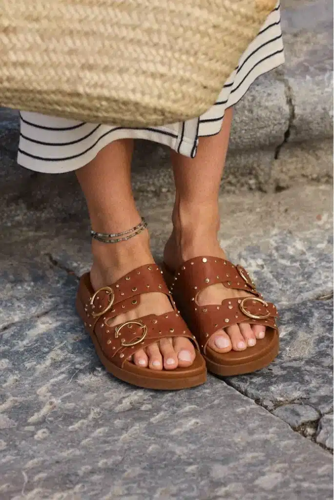 Sandales Saaj Paris en cuir portées en été montrant la silhouette féminine