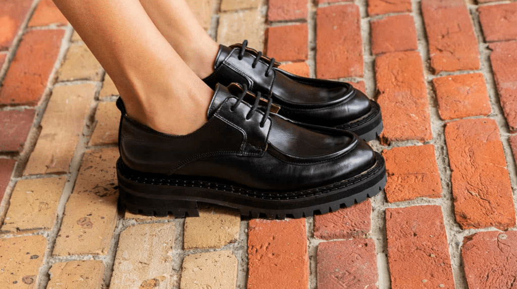 Chaussures en cuir Maison Toufet portées au quotidien avec un design sobre et durable