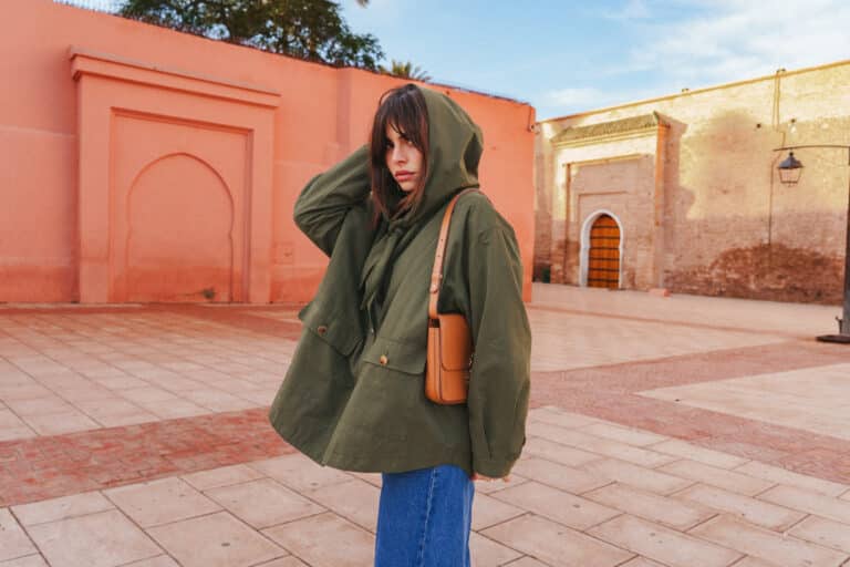 Femme portant une robe fluide Saaj Paris avec blouse structurée et boots en cuir, illustration de la qualité des coupes et du style féminin de la marque