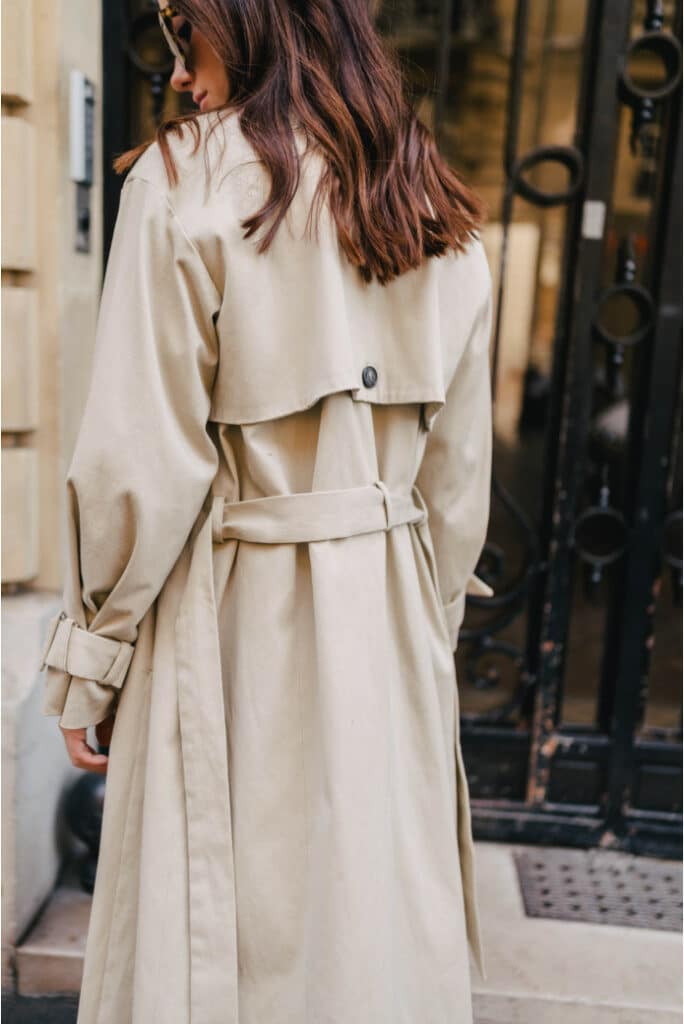 Trench Saaj Paris porté avec jean et bottines montrant la coupe structurée et féminine