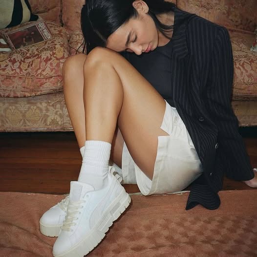 la photo d'une femme avec des chaussures achetées en promotion chez zeshoes