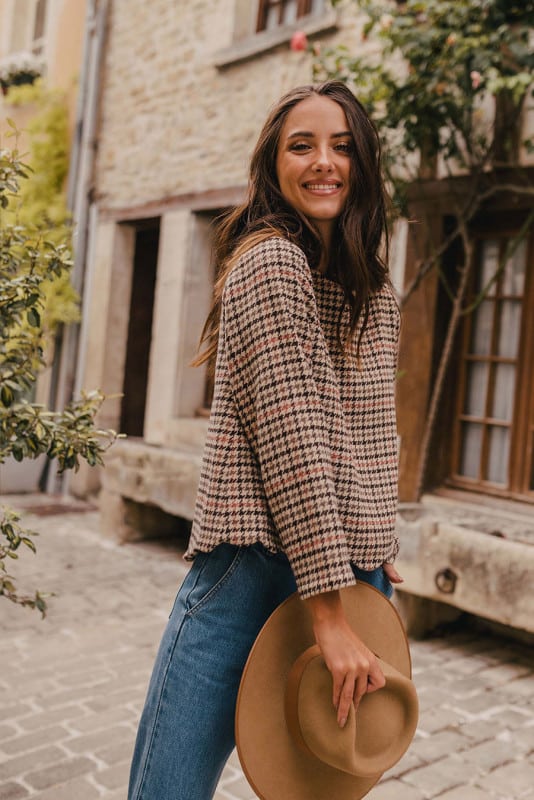 Blouse Balthazar Saaj Paris en matière épaisse portée en hiver montrant la coupe intemporelle et le tissu texturé