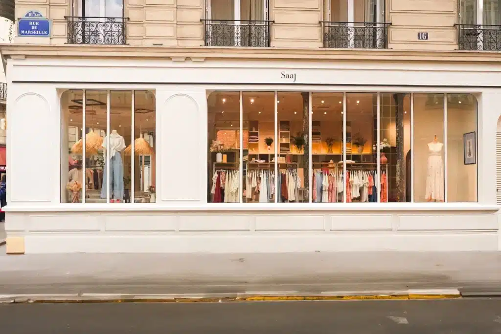 Corner Saaj Paris aux Galeries Lafayette présentant une sélection de vêtements en boutique