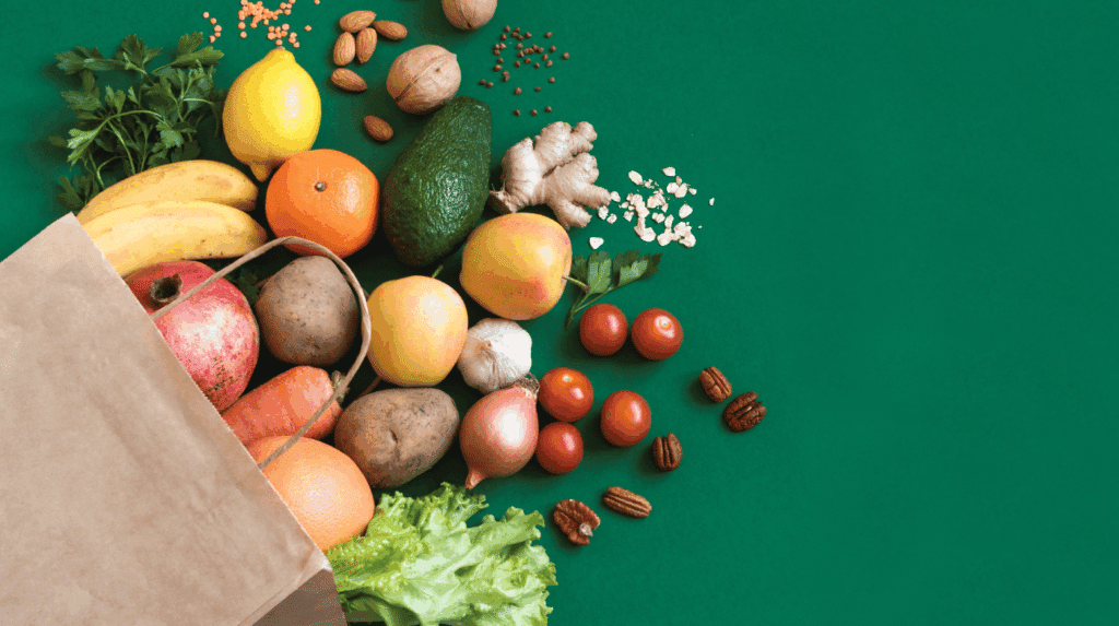 Légumes bio de saison disposés sur une table en bois avec étiquette agriculture biologique, illustrant une box repas orientée qualité des ingrédients