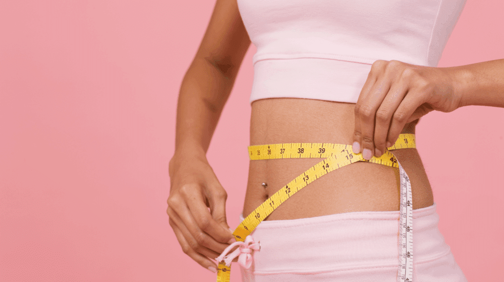 Plateau repas faible en calories avec légumes, source de protéines et portion contrôlée, illustrant une box repas orientée perte de poids et réduction des glucides