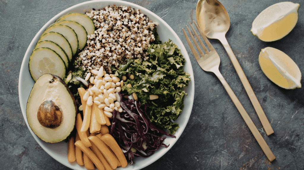 Bol coloré à base de légumes, légumineuses et céréales complètes, représentant une box repas végétarienne ou 100 pour cent végétale