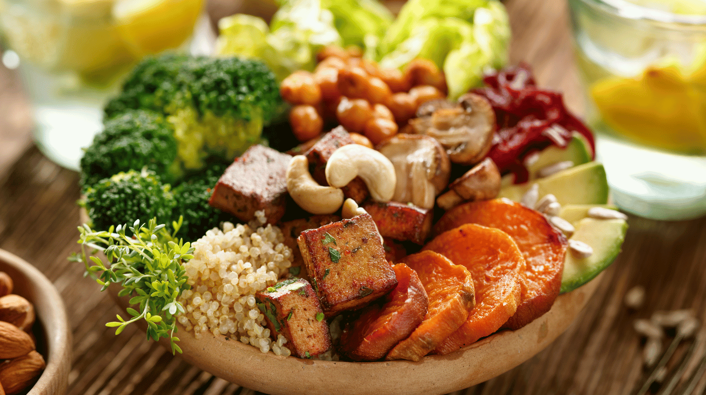 Comparatif visuel de plusieurs box repas sur une table de cuisine, avec plats préparés et ingrédients frais, illustrant le choix entre box à cuisiner et plats déjà prêts selon différents objectifs nutritionnels