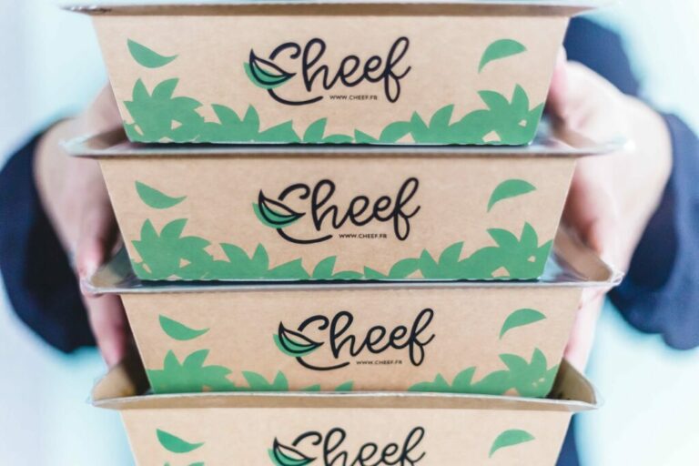 Femme utilisant un ordinateur portable pour commander un programme Cheef en ligne, avec champ code promo visible dans le panier et remise de 10 pourcent appliquée