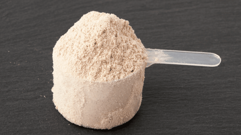 Plusieurs pots de whey protéine alignés sur un plan de travail pour un comparatif détaillé