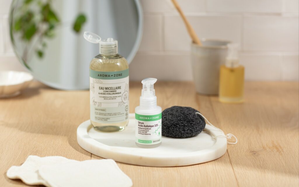 Texture blanche légèrement gélifiée du sérum Acide Azélaïque 10% appliquée sur la peau, illustration de la formule purifiante et matifiante