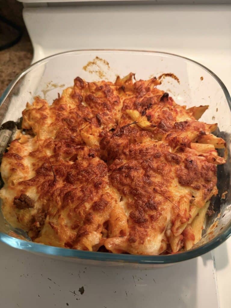 Gratin de penne avec bœuf haché, sauce tomate et fromages fondus, préparé en couches dans le grand bol du Ninja Crispi