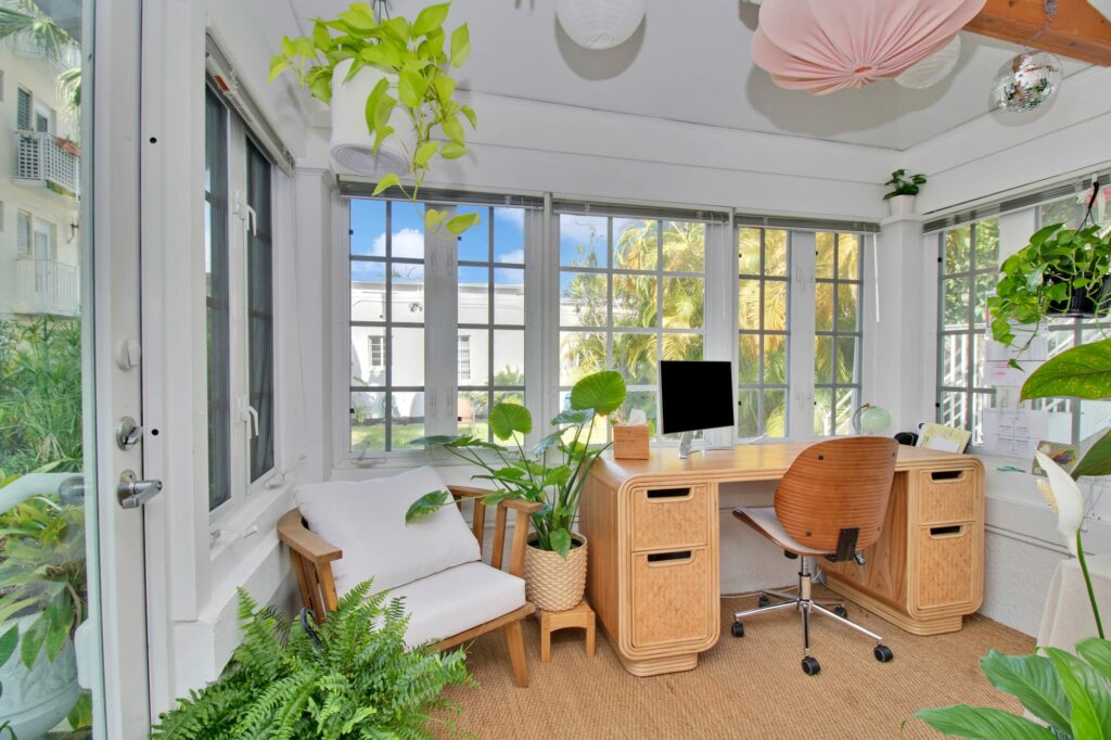 Retour d’expérience personnelle après plusieurs séjours Kindred montrant le confort de vivre dans des maisons authentiques, les économies réalisées et la sensation de voyager plus sereinement.