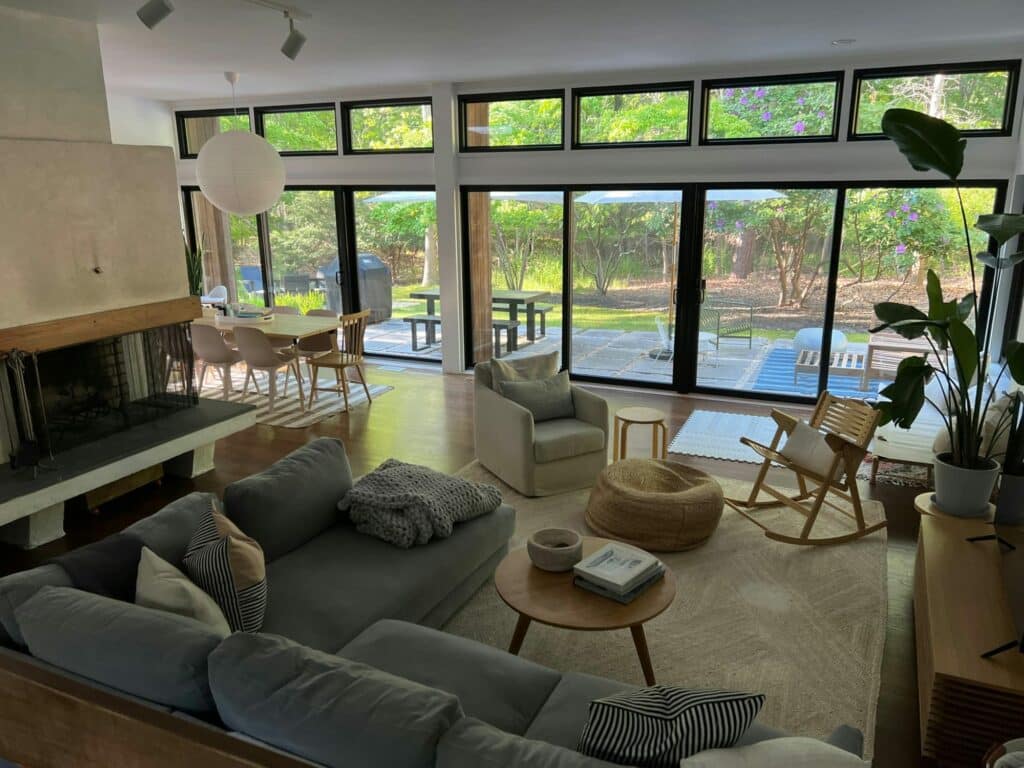 Recherche et réservation d’un séjour Kindred via l’application avec sélection des dates, consultation des maisons disponibles et demande envoyée à l’hôte pour vivre une expérience locale dans un vrai domicile.