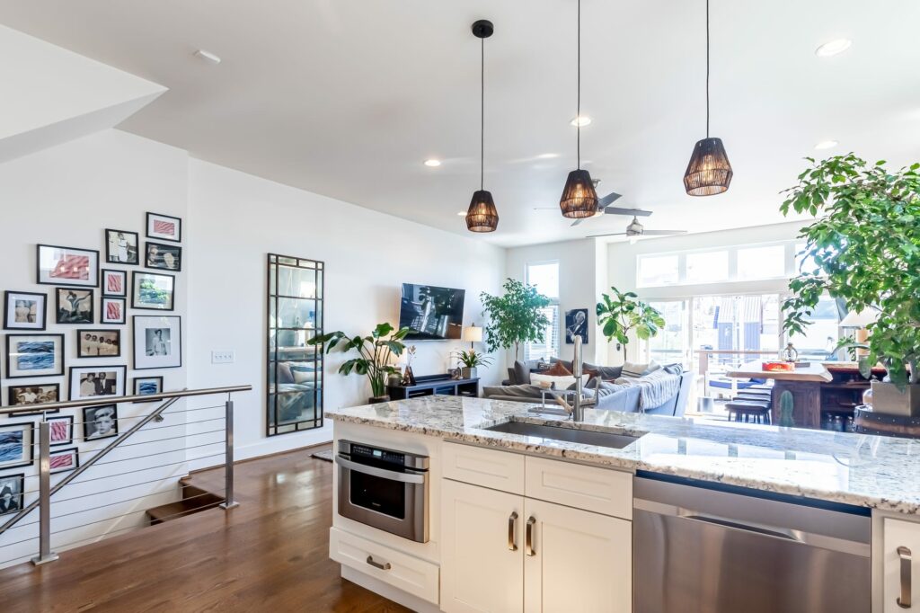 Mécanismes de sécurité Kindred incluant vérification des membres, validation des logements, support réactif et conseils pour protéger son domicile lors d’un échange.