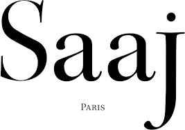 Studio de création Saaj Paris avec croquis et prototypes de vêtements montrant l’univers chic et féminin de la marque