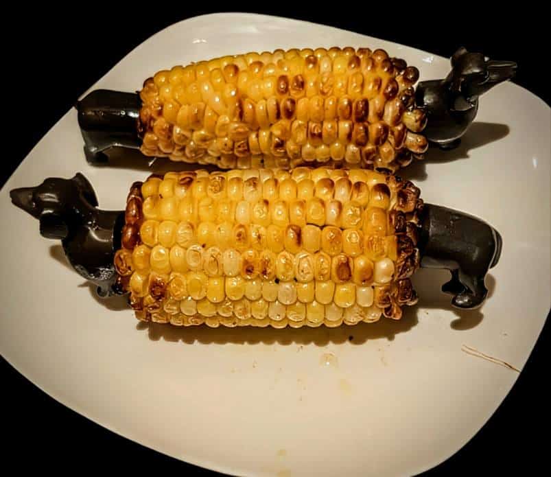 Épis de maïs entiers badigeonnés de beurre à l’ail, cuits debout puis couchés dans le grand bol du Ninja Crispi pour une cuisson dorée