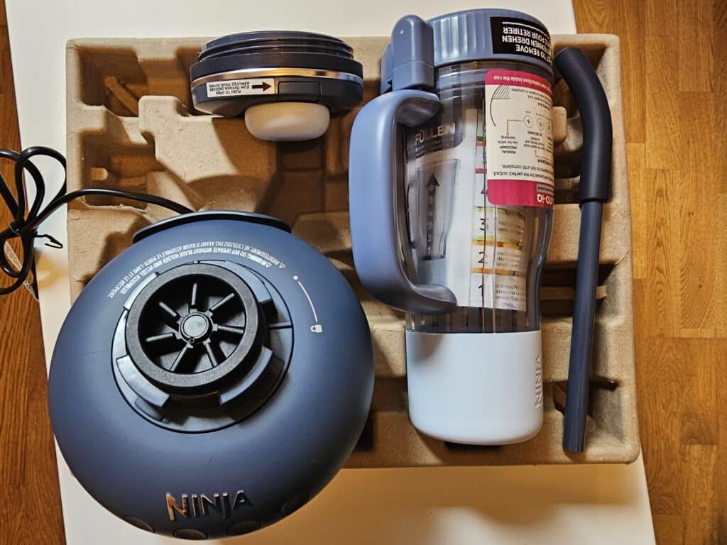 Contenu de la boîte du Ninja BlendBoss avec base motorisée, gourde de voyage, bloc de lames CrushBlade et couvercle étanche pour blender compact