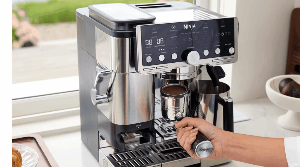 Broyeur conique intégré à la Ninja Luxe Café Pro avec réglages précis de mouture et balance intégrée pour dosage automatique du café en grain