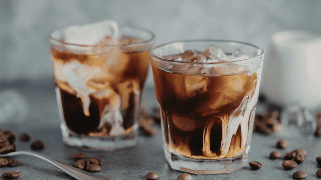 Verre de cold brew préparé avec la Ninja Luxe Café Pro ES701EU montrant une extraction douce et versée sur glaçons pour test du mode froid