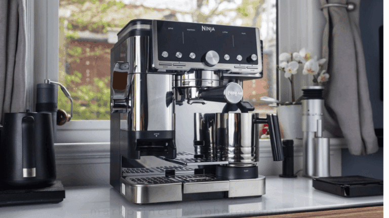 Machine espresso Ninja Luxe Café Pro ES701EU installée sur un plan de travail, version PRO avec broyeur intégré, tasseur automatique et pichet lait, testée au quotidien pour espresso, latte et cold brew
