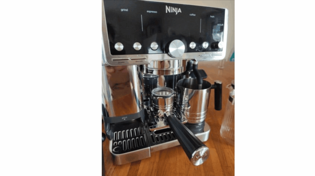 Vue complète de la Ninja Luxe Café Pro ES701EU montrant son format imposant, le broyeur intégré, l’écran de contrôle et le porte-filtre professionnel