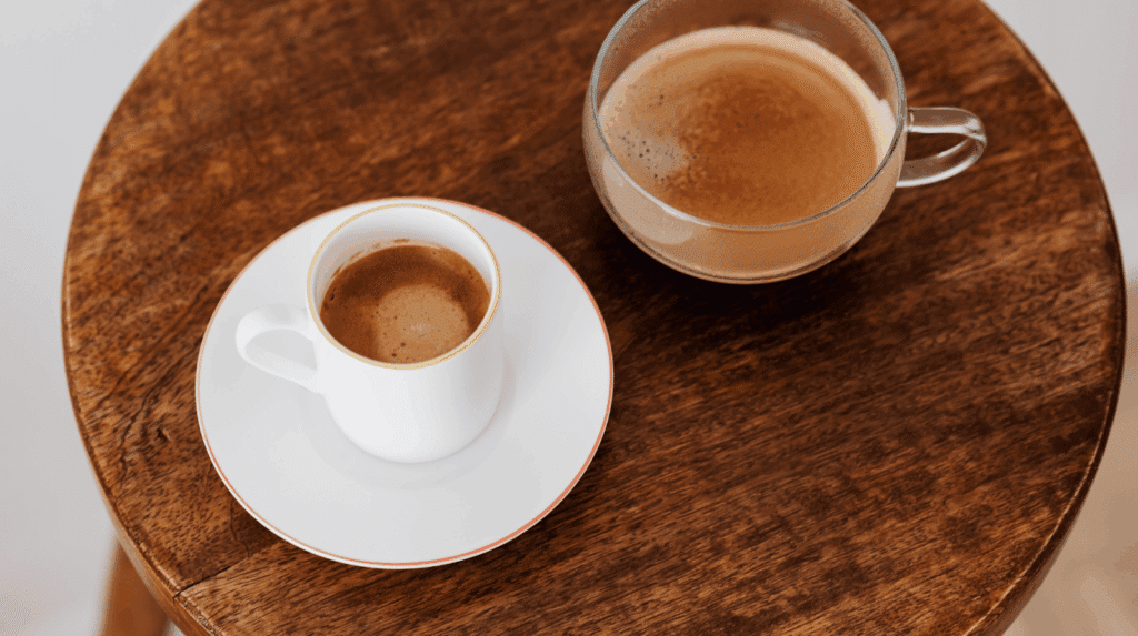 Shot espresso extrait avec la Ninja Luxe Café Pro ES701EU montrant crema stable et texture équilibrée lors du test en conditions réelles