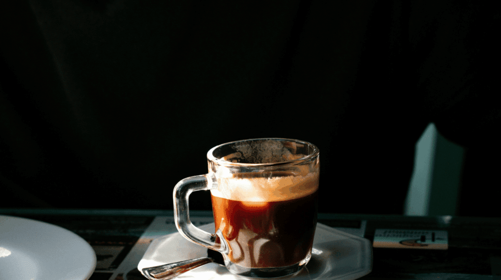 Extraction espresso avec la Ninja Luxe Café Pro ES701EU affichant crema épaisse et porte-filtre double, test des modes ristretto, espresso, lungo et quad