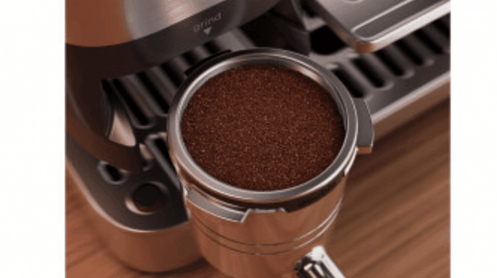 Levier de tassage automatique exclusif à la version PRO de la Ninja Luxe Café comprimant uniformément la mouture dans le porte-filtre