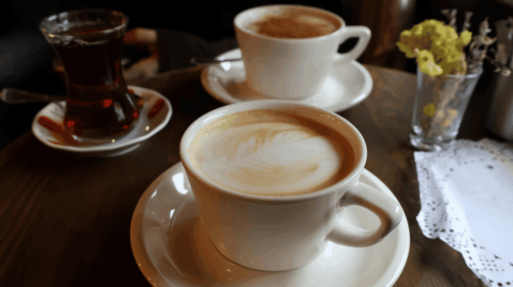 Utilisation domestique de la Ninja Luxe Café Pro pour préparer latte et espresso, illustrant son positionnement polyvalent pour amateurs exigeants