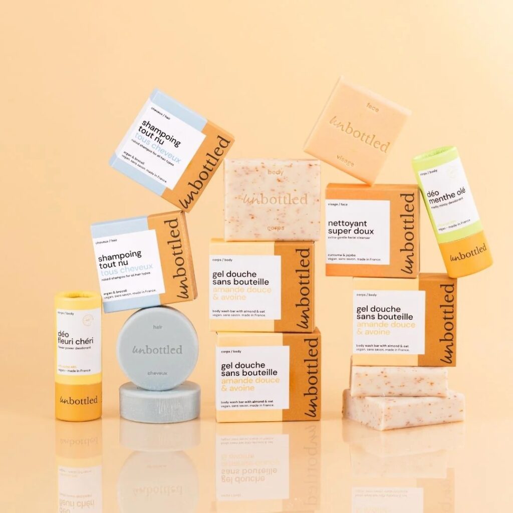 Mousse dense d’un shampoing solide Unbottled dans les cheveux, texture crémeuse et agréable