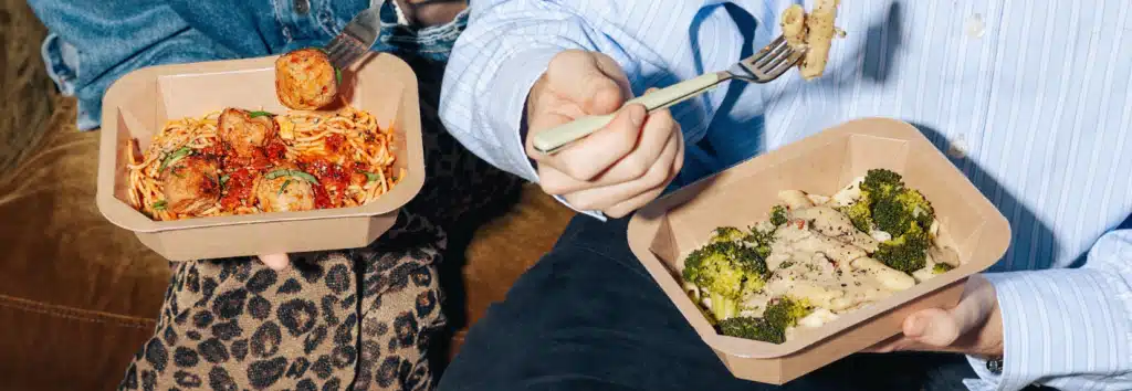 Deux personnes partageant un lien de parrainage Seazon depuis un smartphone permettant 20 euros de réduction pour le filleul et 60 euros après trois parrainages validés