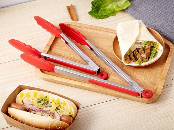 Pinces de cuisine avec embouts en silicone utilisées pour retourner et sortir des aliments chauds dans un plat en verre Ninja Crispi sans rayer le contenant