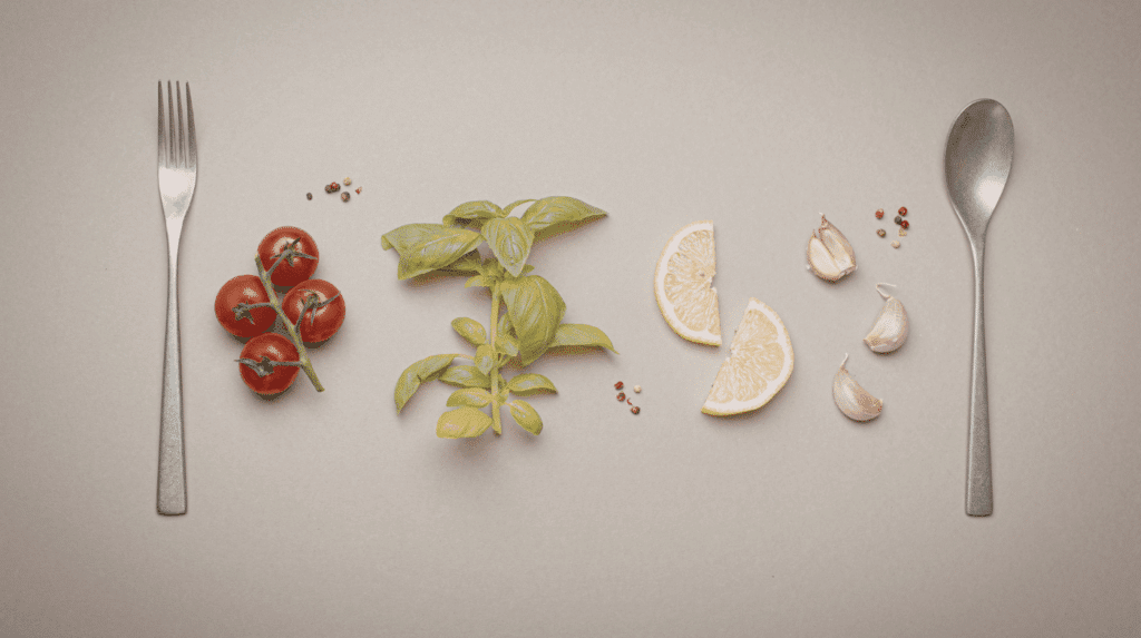 Plateau de plat préparé prêt à être réchauffé et petite cuisine équipée de deux plaques, illustrant une box repas pensée pour simplifier le quotidien