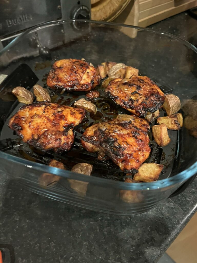 Hauts de cuisse de poulet marinés au gochujang et sirop d’érable, cuits dans un plat en verre Ninja Crispi avec une peau bien croustillante