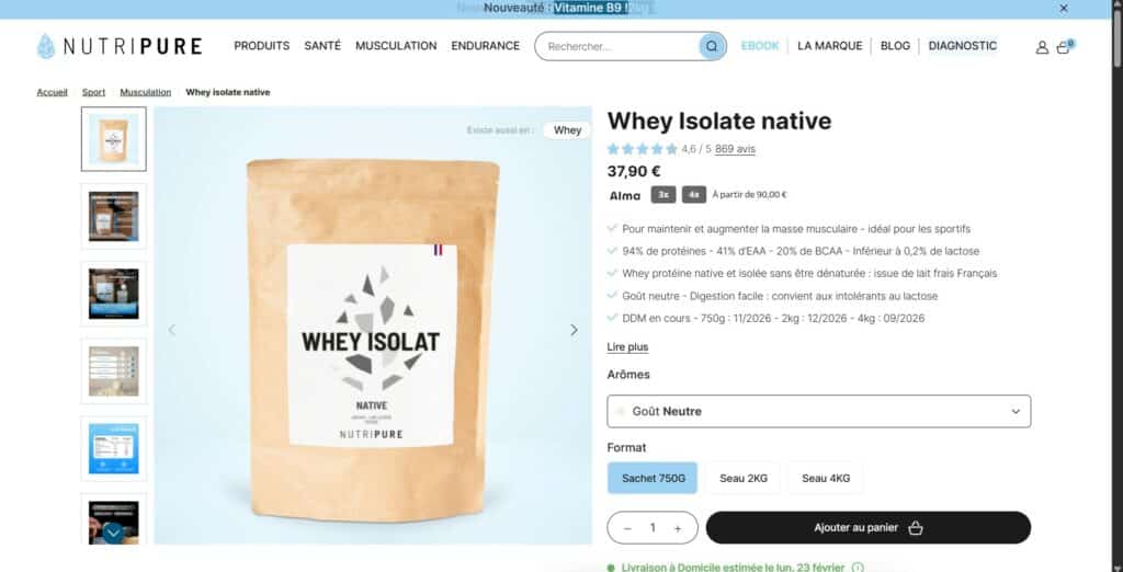 Pot de whey isolate native posé sur une table avec balance de cuisine pour illustrer le calcul du prix au gramme de protéine