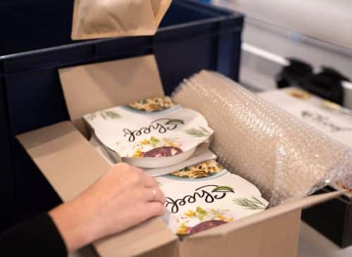 Smartphone affichant Instagram et Facebook avec publication d’une photo de plat, illustrant le système de points fidélité Cheef où 10 points équivalent à 1 euro