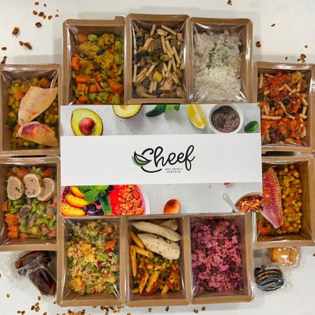 Deux amies discutant autour d’un ordinateur portable avec envoi d’un email de parrainage Cheef permettant une réduction de 30 euros sur une première commande