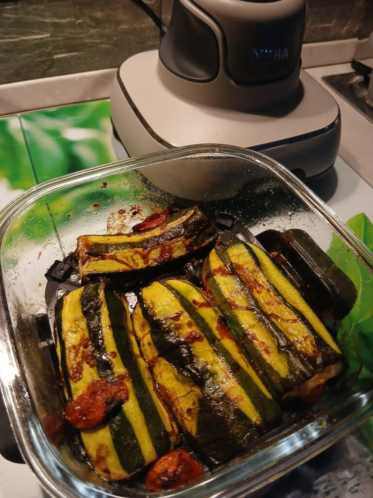 Mélange de courgettes, aubergines et tomates rôties au Ninja Crispi avec huile d’avocat et crème de balsamique