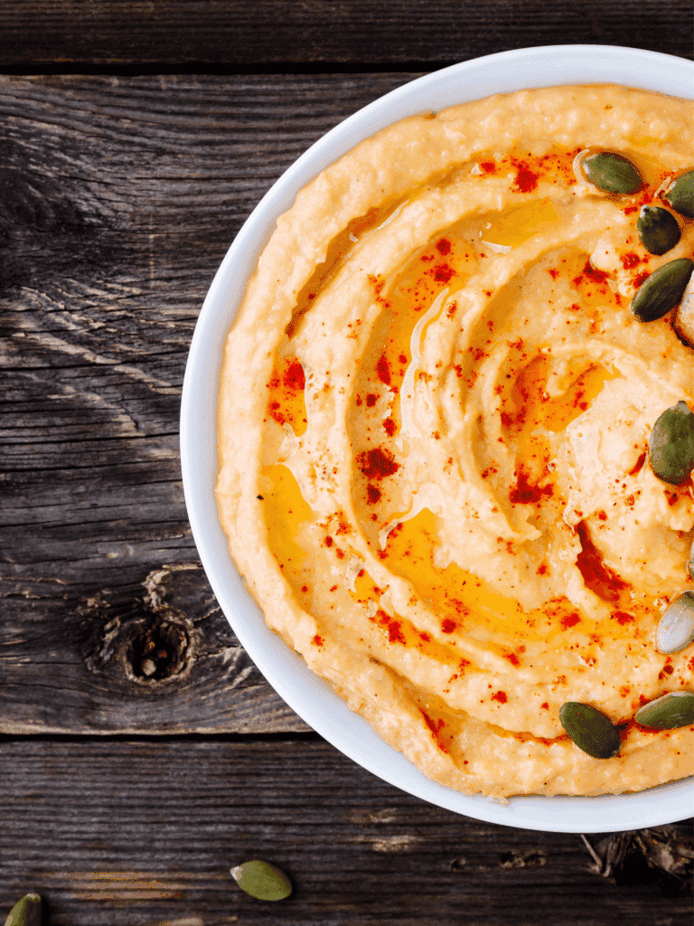 Houmous crémeux maison préparé au Ninja BlendBoss avec huile d’olive et graines
